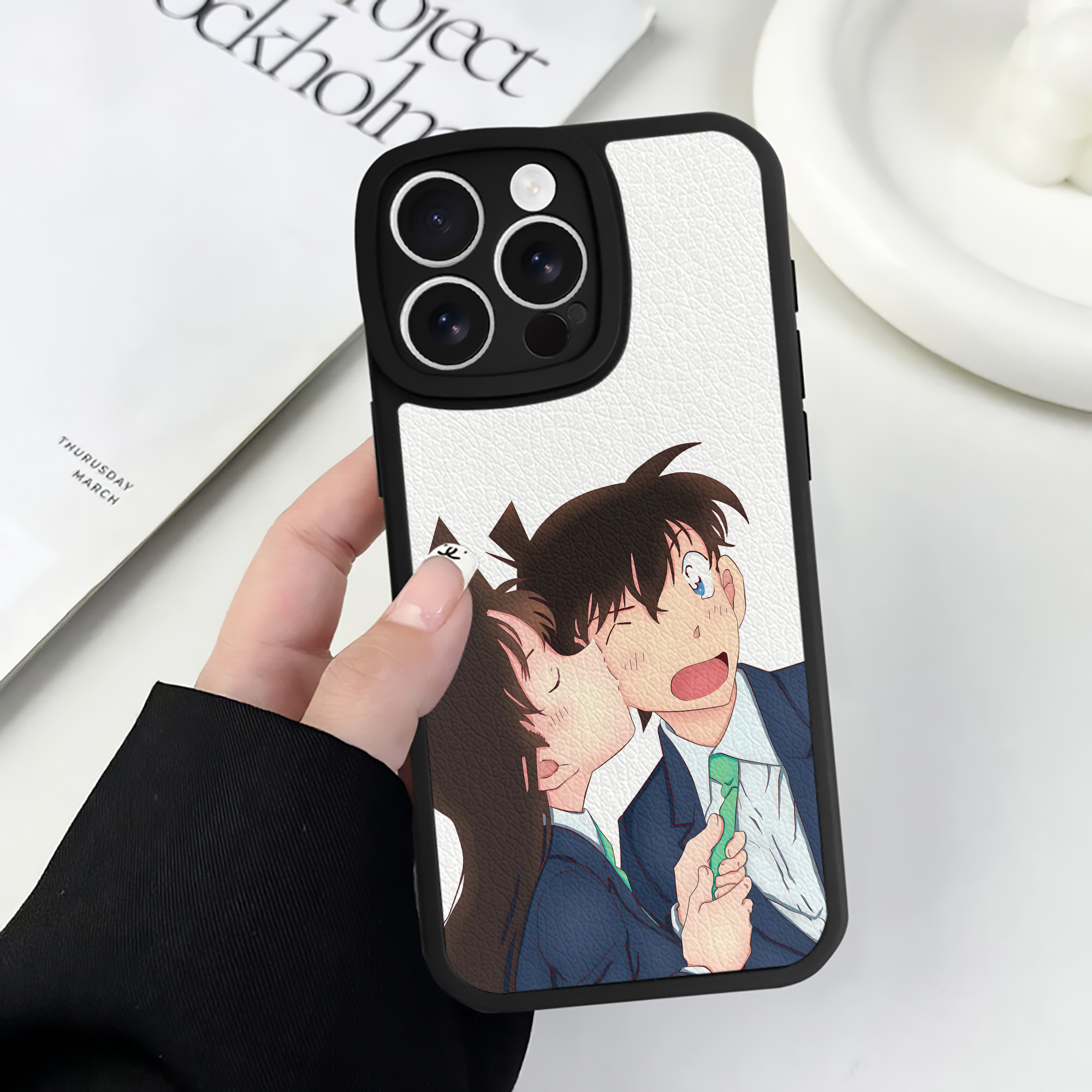 （画像用） 名探偵コナン Detective Conan 【iPhone 16シリーズ対応】シリコンスマホケース（レザー調） 材質：シリコン